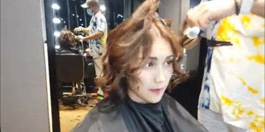 Buang Sial, Ayu Ting Ting Potong Rambut karena Gagal Nikah