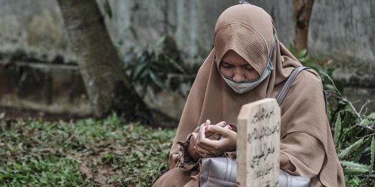 Isak Tangis Keluarga Iringi Pemakaman Ustaz Maaher