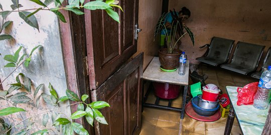 Bersih-Bersih Sisa Banjir Kampung Melayu