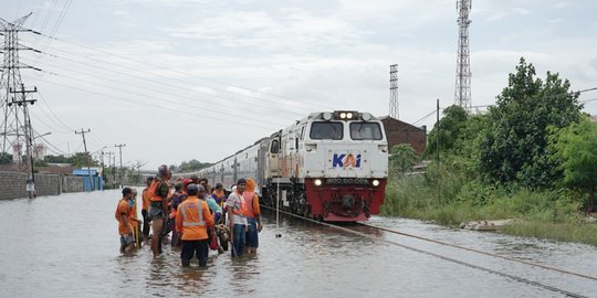 Terendam Banjir, Rel Kereta antara Stasiun Tawang-Alastua Semarang Ditinggikan