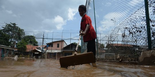 Warga Rawa Jati Bersihkan Lumpur Banjir