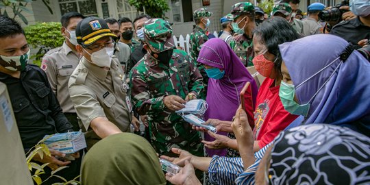 Kapolda Metro Jaya dan Pangdam Jayakarta Bagikan Masker ke Warga Sunter