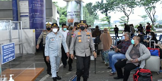 Antisipasi Libur Imlek, Kakorlantas Tinjau Disiplin Prokes di Stasiun Gambir