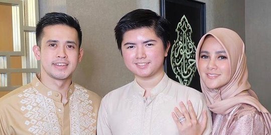 Jarang Tersorot, Intip 4 Potret Tampan Sean Mikael Putra Olla Ramlan