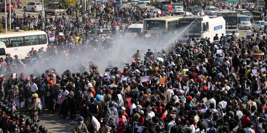 Demonstran Myanmar Terluka karena Tembakan Polisi