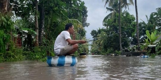 Jalan Banyuwangi Banjir, Ekspresi Pria Mancing Nongkrong di Pot Ini Curi Perhatian