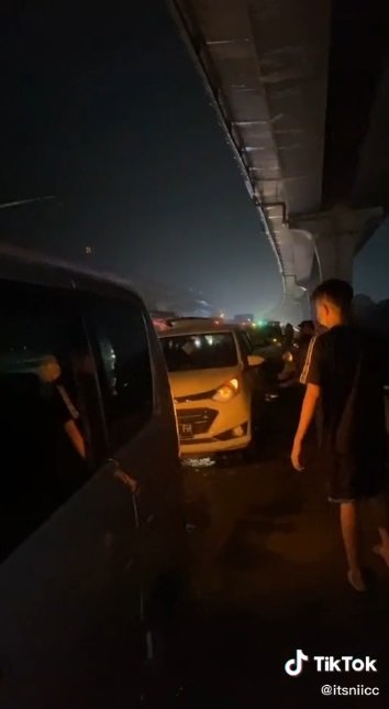 viral puluhan mobil alami ban pecah di tol cikampek