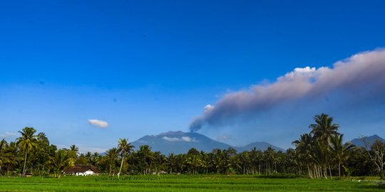 4 Penerbangan Sempat Mengalami Penundaan Akibat Abu Vulkanik Gunung Raung