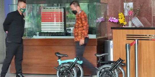 Kasus Suap Bansos, Operator Anggota DPR Ihsan Yunus Serahkan 2 Sepeda Brompton ke KPK