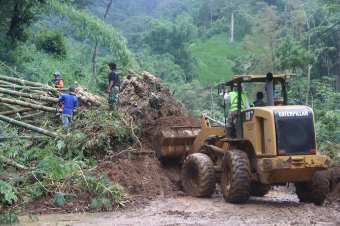 petugas tengah membersihkan material longsor di kecamatan pujon kabupaten malang jawa timur rabu 322021 siang