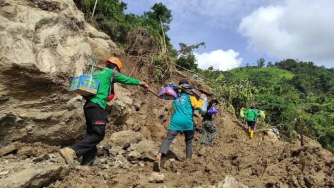 jalan tertutup longsor di desa mekatta