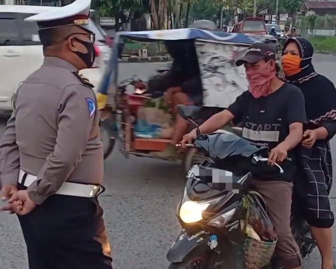 terciduk saat razia masker aksi pengendara motor di medan ini curi perhatian