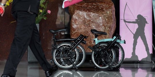 Barang Bukti 2 Brompton yang Diterima KPK Terkait Suap Dana Bansos