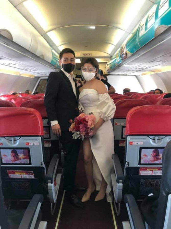 pasangan menikah di pesawat