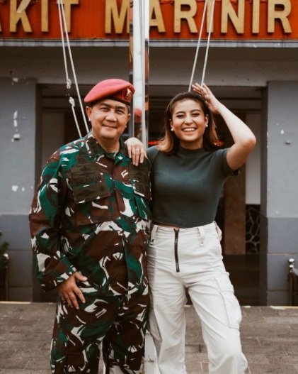 ayah selebgram awkarin ternyata kolonel