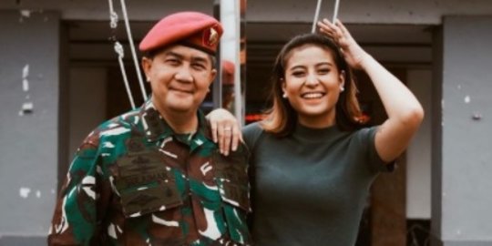 Netizen Sebut Foto Ayahnya Awkarin Pakai Seragam TNI Lebih Ganteng daripada Mantan