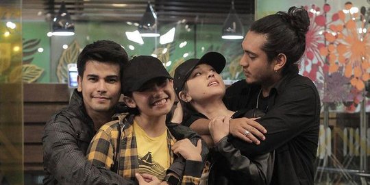 Diajari Main Gitar Ini Potret Kedekatan Pemain Love Story The Series Di Balik Layar Merdeka Com