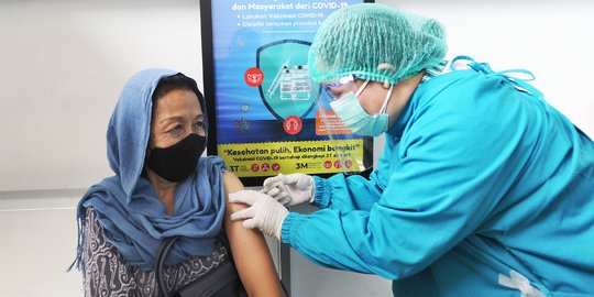 Pemberian Vaksin Covid-19 bagi Tenaga Kesehatan Lansia di Puskesmas