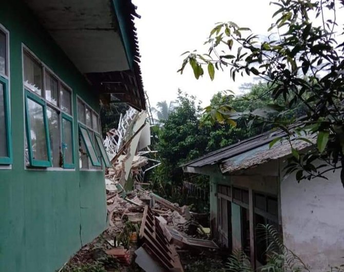 pergerakan tanah robohkan bangunan sekolah di tasikmalaya