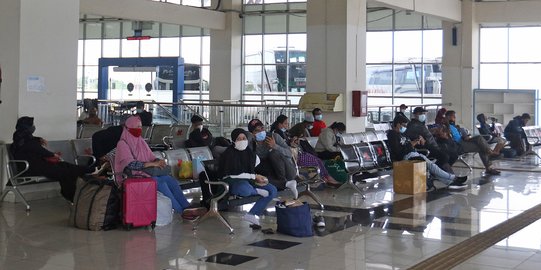 Suasana Terminal Pulo Gebang Jelang Libur Imlek