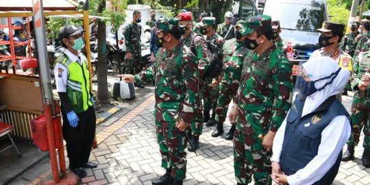Panglima TNI Minta Prajurit Bombardir Kampung Zona Merah Covid-19 di Jatim