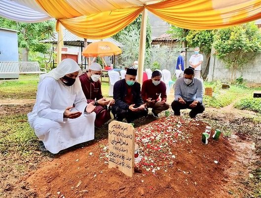 potret makam ustadz maheer