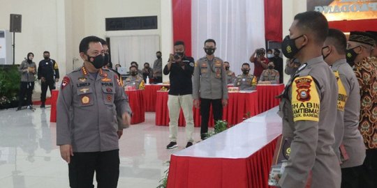 Buat Perpustakaan Keliling, Brigpol Ilham Dapat Penghargaan dari Kapolri Sigit