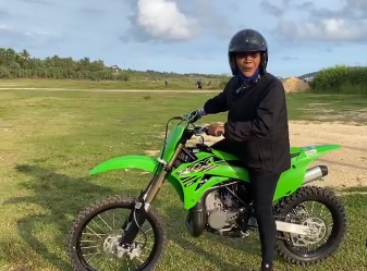 susi pudjiastuti naik motor cross