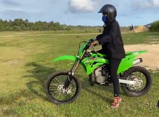 susi pudjiastuti naik motor cross