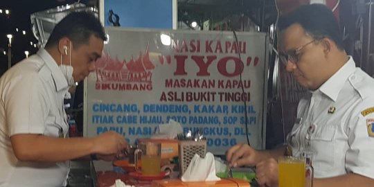 Potret Anies dan Riza Makan Nasi Kapau di Kramat Senen
