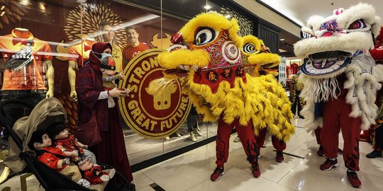 Atraksi Barongsai Hibur Pengunjung Mal