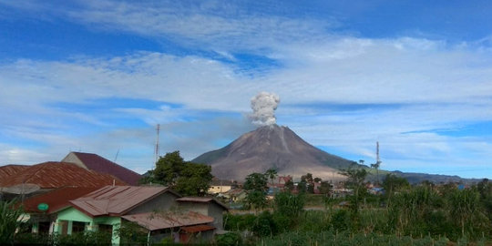 Gunung Sinabung Erupsi Disertai Awan Panas Guguran Sejauh 1 Km