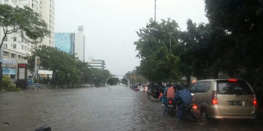 CEK FAKTA: Hoaks Banjir Warna-Warni di Jakarta