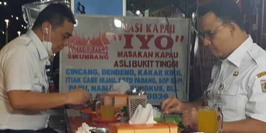 Epidemiolog Soroti Masker di Leher Wagub DKI saat Makan Nasi Kapau