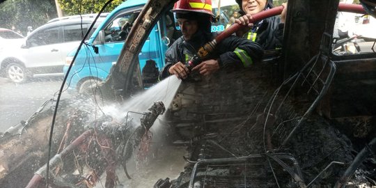 Diduga Korsleting, Mobil Ambulans Terbakar di Jalan Jakarta-Bogor