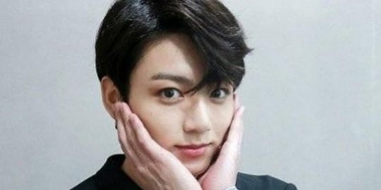 7 Potret Jungkook BTS Saat Tersenyum Tipis yang Manis Banget!