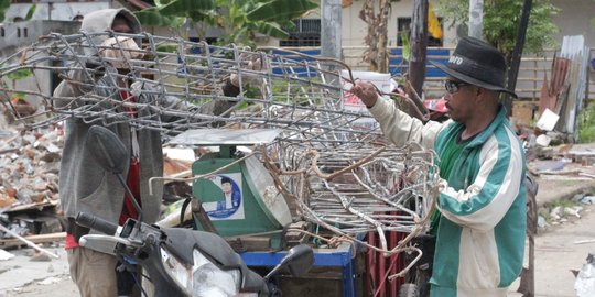 Berkah Pemulung Besi Tua di Reruntuhan Gempa Mamuju