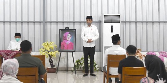 Jokowi dan Gibran Ziarah ke Makam Sudjiatmi di Karanganyar