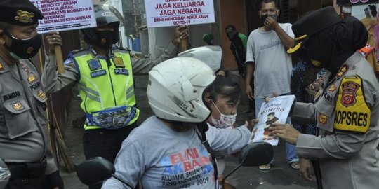Apresiasi Anak-anak yang Taati Prokes, Polres Kota Banjar Bagikan Buku Cerita