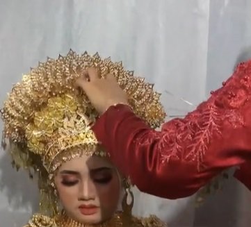 cerita pengantin wanita muntah amp mau pingsan di pelaminan pakai mahkota 4 kilogram