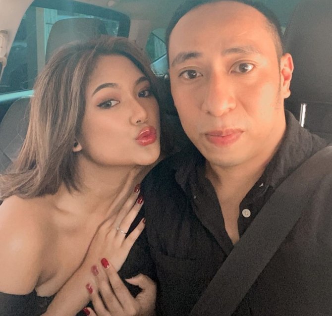 4 potret dennis talakua kekasih baru marion jola