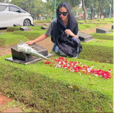 unggah potret ziarah ke makam nia ramadhani kenang didikan sang ayah