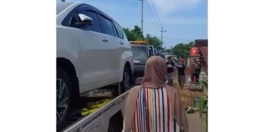 Viral Warga Satu Kampung Barengan Beli Mobil, Banyak Banget Mengular di Jalan