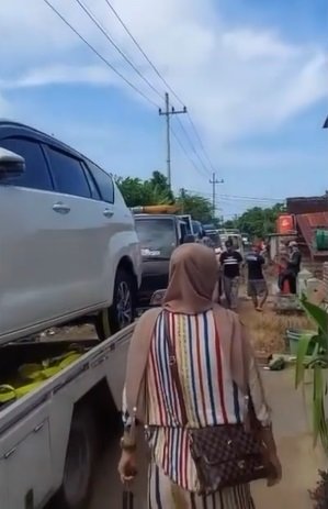 viral video warga satu kampung barengan beli mobil banyak banget mengular di jalan