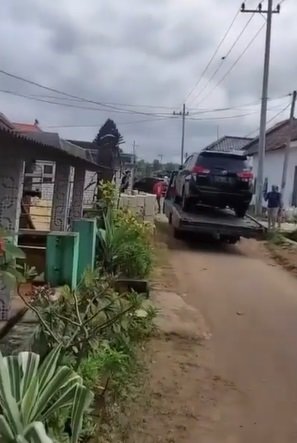 viral video warga satu kampung barengan beli mobil banyak banget mengular di jalan