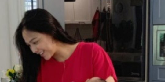 Potret Eks Putri Indonesia Dasteran & Sarungan Sambil Suapi Anak, Dipuji Tetap Cantik