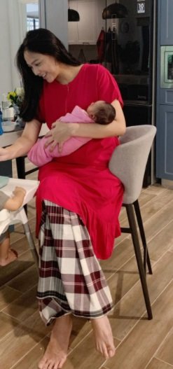eks putri indonesia dasteran dan sarungan sambil suapi anak
