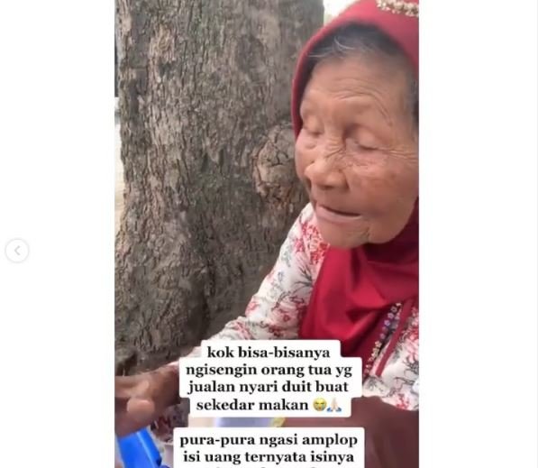 nenek tua penjual piring di solo