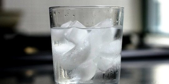 4 Masalah Kesehatan yang Mungkin Muncul ketika Terlalu Sering Konsumsi Air Es
