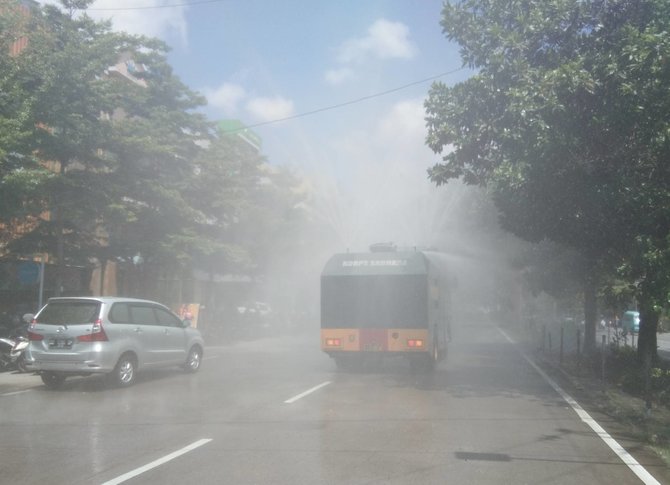 penyemprotan disinfektan di kota makassar